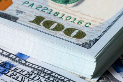 El dólar blue anotó su tercera suba semanal al hilo, pero se achicó la brecha con el oficial