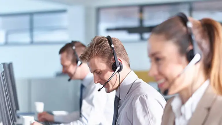 Trabajadores de call center trabajando