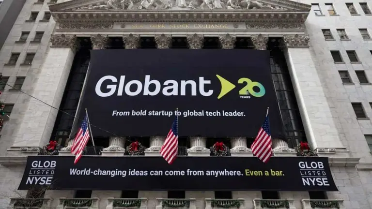 Cartel de Globant sobre el frente del edificio de la Bolsa de Nueva York. Imagen de archivo.