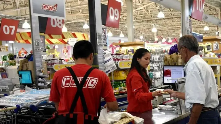 Supermercados Coto y Carrefour confirmaron cuánto cobran sus cajeros tras el aumento de septiembre 2026
