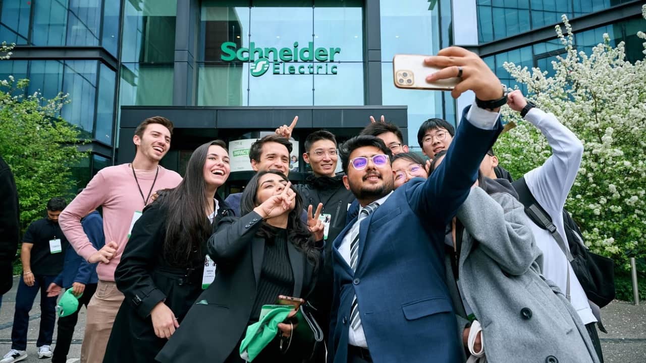 Jóvenes emprendedores y estudiantes de Schneider Electric