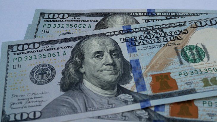 El dólar oficial y <a href=