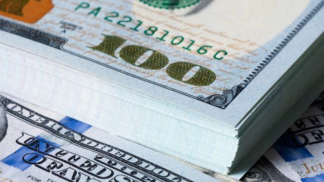 El dólar blue cerró la semana en alza, mientras el oficial retrocedió y volvió a ampliarse la distancia entre ambas cotizaciones.