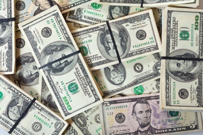 El Índice del Dólar (DXY) continuó debilitándose y cayó por debajo del nivel de 100 puntos, ubicándose alrededor de 99,7.