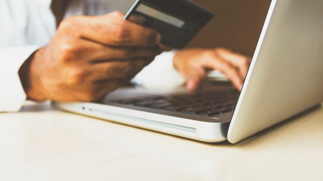 Cómo pagar servicios públicos y otros gastos con tarjeta.