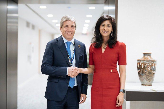 Gita Gopinath junto a Luis Caputo Gita Gopinath junto a Luis Caputo