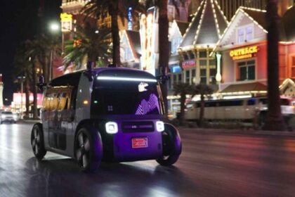 Uber recorta 3.300 empleos e invertirá u$s10.000 millones para competir con robotaxis
