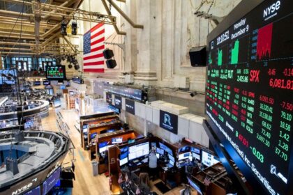 Wall Street retrocede en la última rueda de la semana tras un sorpresivo dato de empleo en EEUU