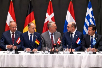 Cinco países europeos preparan acuerdos para deportar migrantes fuera de la Unión Europea