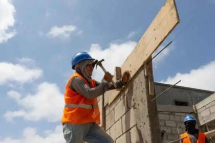 Cuánto cobran un albañil, un electricista y un plomero por su trabajo en septiembre 2026