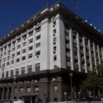 Deuda: Economía busca renovar $8,13 billones con títulos que vencen antes de las elecciones 2027