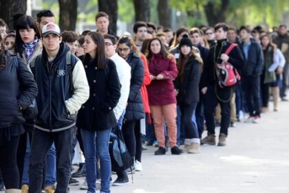 El empleo registrado cayó a su mínimo en 50 meses y perdió 246.312 puestos desde 2023