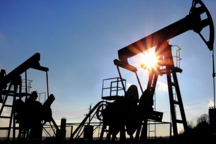 El petróleo Brent frenó escalda y bajó, pero se mantuvo arriba de los u$s100