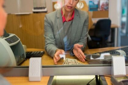 Cuánto cobran los bancarios tras el nuevo aumento y cómo quedó el salario frente a la inflación