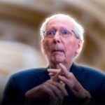 Se sigue aferrando a su banca: Mitch McConnell volvió en silla de ruedas al Senado tras meses de ausencia