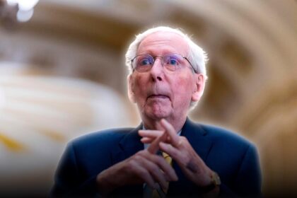 Se sigue aferrando a su banca: Mitch McConnell volvió en silla de ruedas al Senado tras meses de ausencia