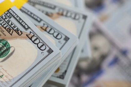 El dólar blue volvió a caer y recortó la brecha con el oficial por tercera rueda al hilo