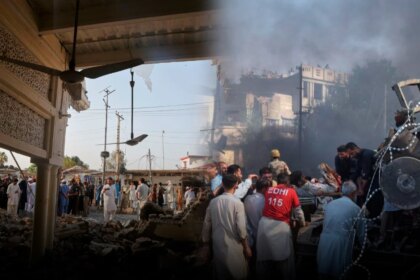 Un atentado suicida contra una mezquita en Pakistán dejó al menos 21 muertos y más de 100 heridos
