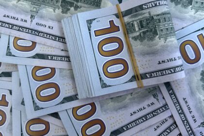 El dólar mayorista registró su mayor suba semanal desde fines de agosto y anotó un nuevo máximo nominal