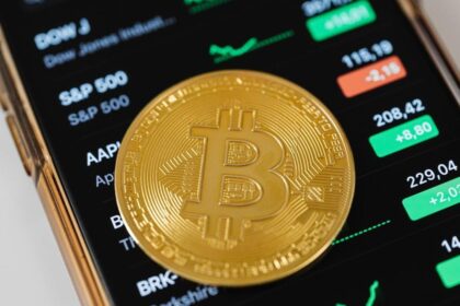 “Bitcoin cae a menos de u$s85.000 tras desplome de Wall Street”
