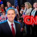 Scott Jennings le respondió a CNN por los refugiados sudafricanos de Trump: “No hace falta un genocidio”