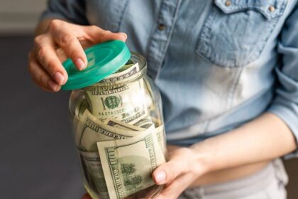 Dólar colchón: los argentinos sumaron u$s734 millones a sus ahorros fuera del sistema, ¿cuánto guardan en total?