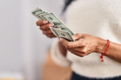 El dólar se sostiene cerca de los $1.520 y apunta a cerrar el mes nuevamente a la baja