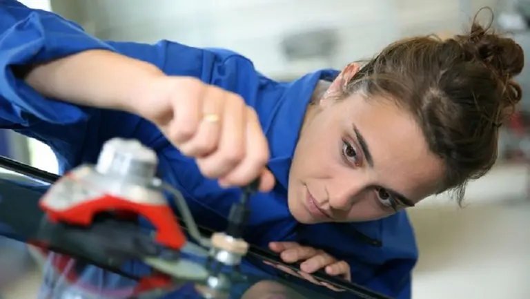 Mujer joven trabajando. Imagen de archivo.