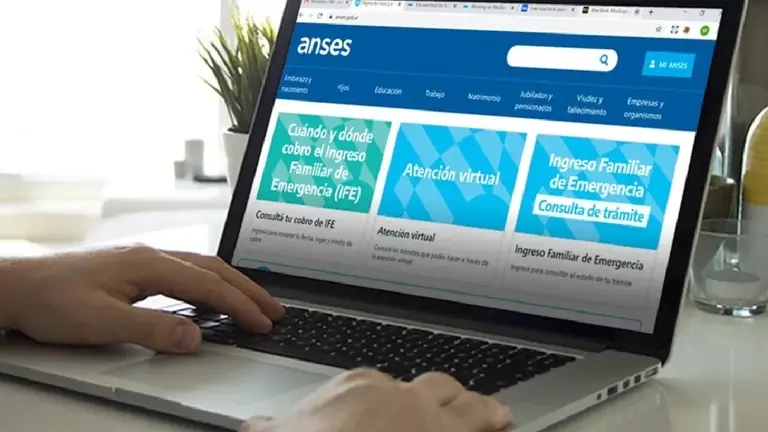 computadora gris con negro y página de ANSES