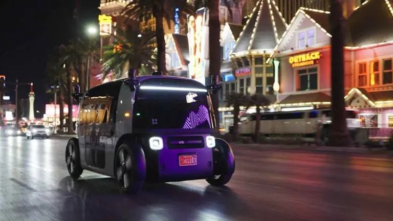 Uber despedirá a 3.300 empleados e invertirá u$s10.000 millones para competir con los robotaxis