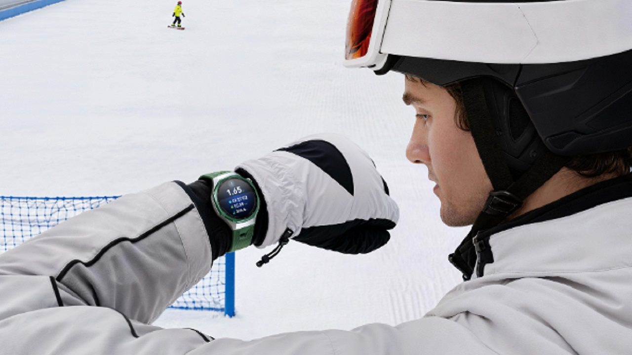 Un esquiador mirando su smartwach Huawei Watch GT 7 en una pista de esquí