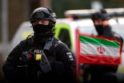 Reino Unido detuvo a un iraní por sospechas de preparar actos de terrorismo en una base de EEUU.