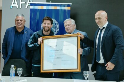 Antes de su despedida de la Selección, Lionel Messi fue distinguido por la UBA con el Doctorado Honoris Causa