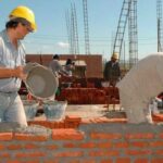Cuánto cobran un albañil, un electricista y un plomero por su trabajo en octubre 2026