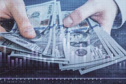 El dólar blue registró su mayor retroceso semanal en dos meses y ya vale casi lo mismo que el oficial