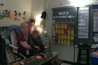 Un niño de seis años le disparó a su maestra y el momento quedó grabado: “No me importa si voy a la cárcel, perra”
