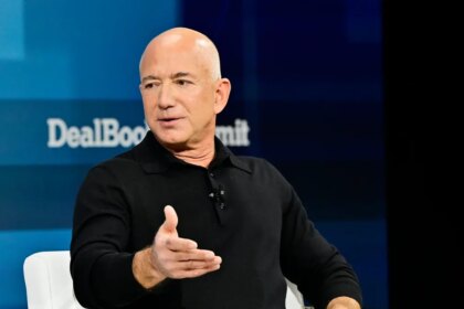 Competencia para Elon Musk: la empresa espacial de Jeff Bezos saldrá a cotizar en bolsa, como hizo SpaceX