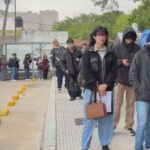 Una fila de 10 cuadras en Moreno: un bazar recibió 2.000 CV para cubrir solo cinco puestos