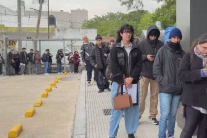 Una fila de 10 cuadras en Moreno: un bazar recibió 2.000 CV para cubrir solo cinco puestos