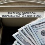 El dólar sube levemente y los economistas anticipan a cuánto llegará en diciembre