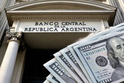 El dólar sube levemente y los economistas anticipan a cuánto llegará en diciembre