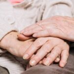 Estatales bonaerenses podrían tener hasta 15 días pagos para cuidar a personas mayores