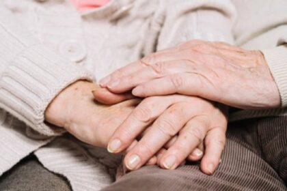 Estatales bonaerenses podrían tener hasta 15 días pagos para cuidar a personas mayores