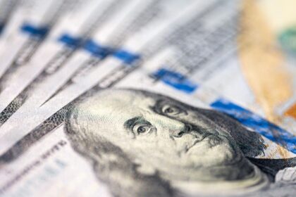 El dólar oficial llegó a máximos del mes y la acumulación de reservas concentra la atención del mercado