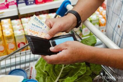 Los salarios subieron 2,7% en agosto según el INDEC, ¿por qué no se notó en el consumo?
