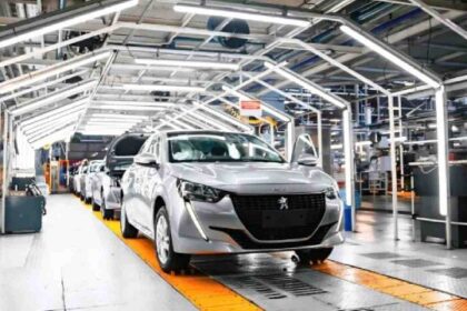 Stellantis adelanta vacaciones y frena la producción en El Palomar hasta enero de 2027