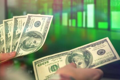 Bonos en dólares extienden el repunte y baja el riesgo país, con el mercado atento a Brasil y la licitación del Tesoro