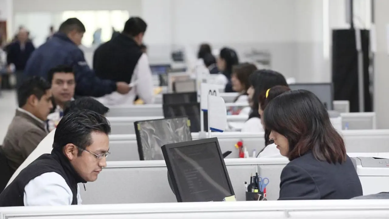 Empleados públicos trabajando en una oficina. Imagen de archivo.