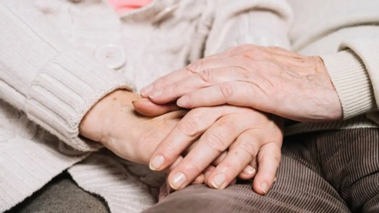 Estatales bonaerenses podrían tener hasta 15 días pagos para cuidar a personas mayores