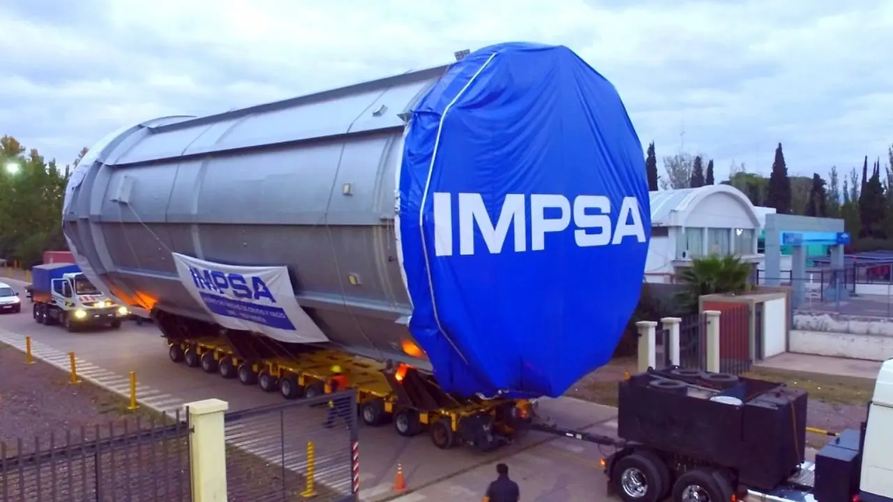 Un tanque con el logo de IMPSA